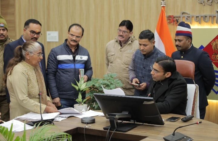  जिलाधिकारी सविन बसंल की अध्यक्षता में सोमवार को ऋषिपर्णा सभागार कलेक्टेªट में जनता दर्शन/जनसुनवाई कार्यक्रम का आयोजन किया