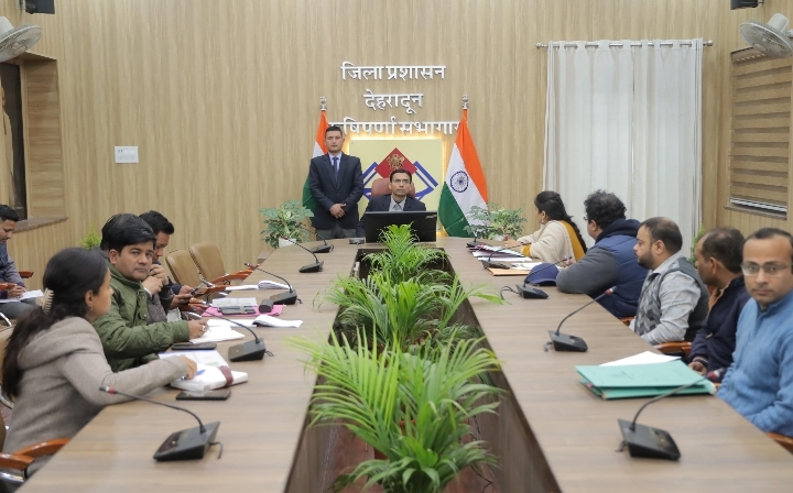  जिलाधिकारी सविन बसंल ने ऋषिपर्णा सभागार में पर्यावरण सरंक्षण एवं राजधानी में परिवहन की दृष्टि से महत्वाकांशी ईवी चार्जिंग स्टेशन प्रोजेक्ट कार्यों की  प्रगति की समीक्षा करते हुए समयबद्ध कार्य पूर्ण करने के निर्देश दिए