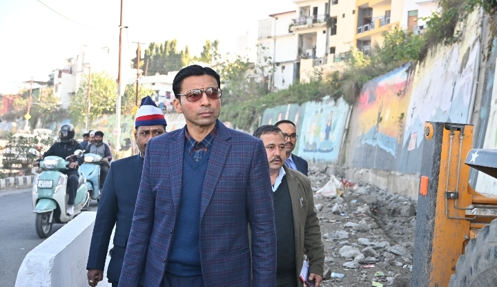  जिलाधिकारी ने प्रेमनगर में एनएच कार्यों का निरीक्षण करते हुए कार्य प्रगति का जायजा लिया तथा दूरभाष पर एनएच के अधिकारियों को कार्यों में तेजी लाने के निर्देश दिए