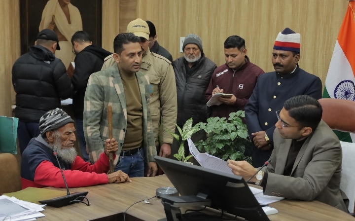  जिलाधिकारी सविन बसंल की अध्यक्षता में ऋषिपर्णा सभागार कलेक्टेªट में जनता दर्शन/जनसुनवाई कार्यक्रम का आयोजन किया