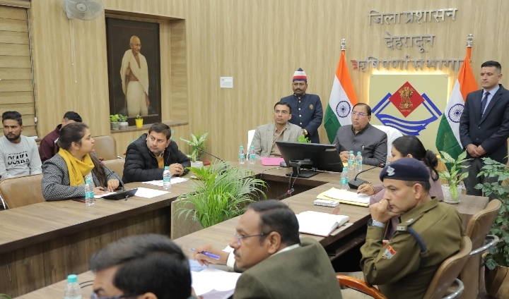  जिलाधिकारी सविन बंसल की उपस्थिति में जिला सड़क सुरक्षा समिति की बैठक ऋषिपर्णा सभागार कलेटेªट में आयोजित की गई