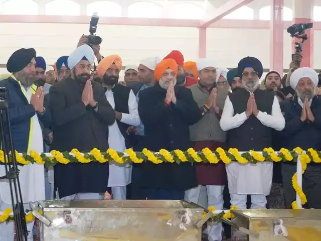  अमित शाह ने गुरु गोबिंद सिंह के प्रकाश पर्व पर गुरुद्वारा रकाब गंज में मत्था टेका
