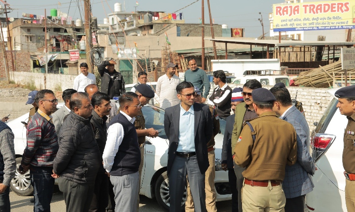  डीएम व एसएसपी ने किया आईएसबीटी पार्किंग, फ्लाईओवर सुधारीकरण कार्यों का निरीक्षण