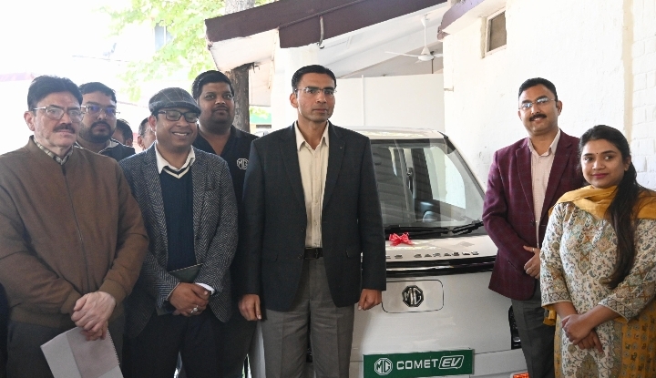  जिलाधिकारी सविन बंसल ने आज बुजुर्ग एवं दिव्यांग जनों की सहायतार्थ वाहन ‘‘सारथी’’ का लाभार्थी दिव्यांग महिला को गंतव्य तक पंहुचाकर विधिवत् शुभारंभ किया