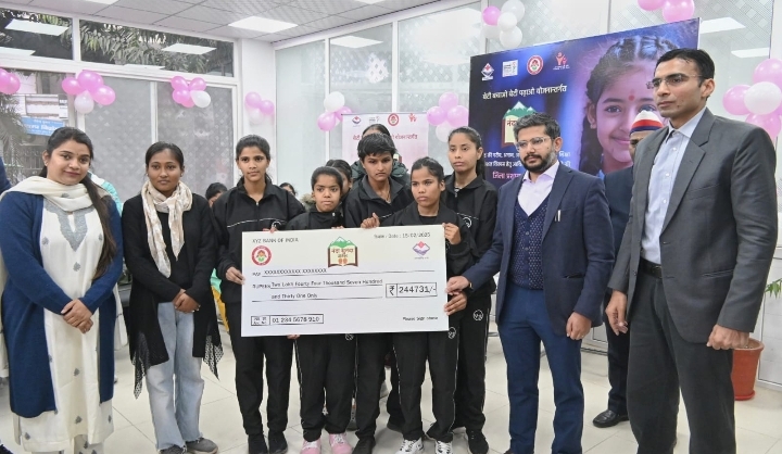  जिले में परिवार त्रासदी या आर्थिक तंगी अब नही रोक पाएगी बेटियों की उड़ान : डीएम