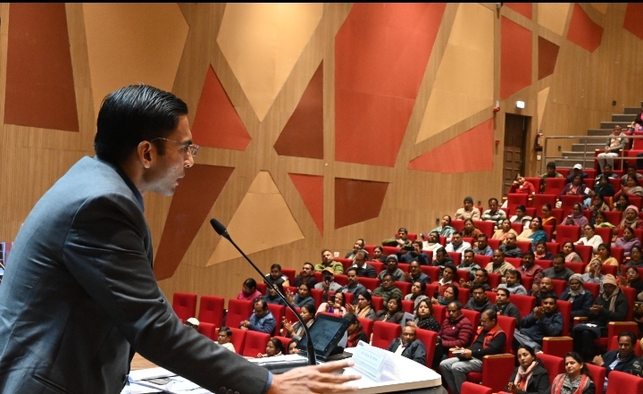  सरकारी स्कूलों में व्यवस्था ऐसी हो कि बच्चे काम्पलेक्स फील न हो : डीएम