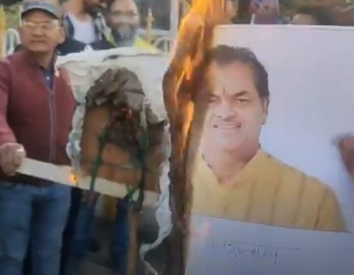  अपमानजनक टिप्पणी करने पर प्रेमचंद अग्रवाल का पुतला फूंका