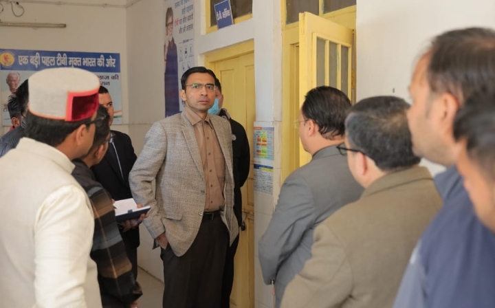  डीएम ने स्वास्थ्य केन्द्र त्यूणी का औचक निरीक्षण कर व्यवस्थाओं का जायजा लिए तथा मौके पर कई समस्याओं का निस्तारण किया