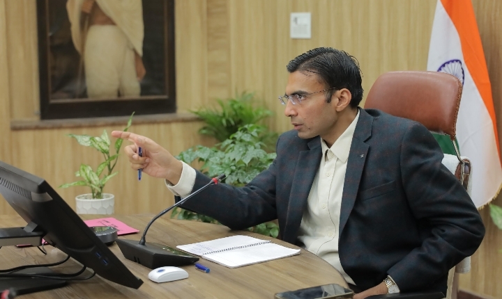  जिलाधिकारी सविन बंसल ने आज ऋषिपर्णा सभागार में कलेक्ट्रेट में व्यासी  -लखवाड परियोजना की समीक्षा तथा परियोजना से प्रभावित ग्रामीणों एवं यूजेवीएन तथा राजस्व अधिकारियों के साथ बैठक कर आवश्यक दिशा-निर्देश दिए