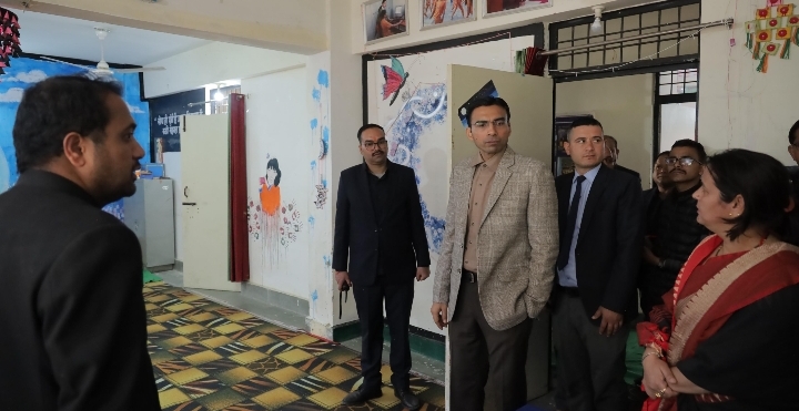  जिलाधिकारी सविन बंसल ने त्यूनी भ्रमण के दौरान कस्तूरबा गांधी बालिका छात्रावास का निरीक्षण करते हुए व्यवस्थाओं का जायजा लिया