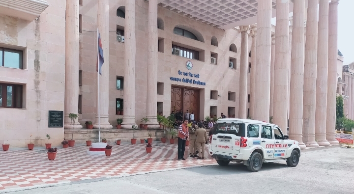  डॉ. ओमकार सिंह एवं डॉ. वी. के. पटेल को तुरंत बर्खास्त करे सरकार : छात्र संघ अध्यक्ष