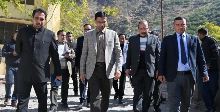  जिलाधिकारी सविन बंसल ने त्यूणी हनोल एवं नेटवर्क विहीन क्षेत्र में टेलीकॉम कंपनियों से टावर लगवाने की कवायद शुरू कर दी