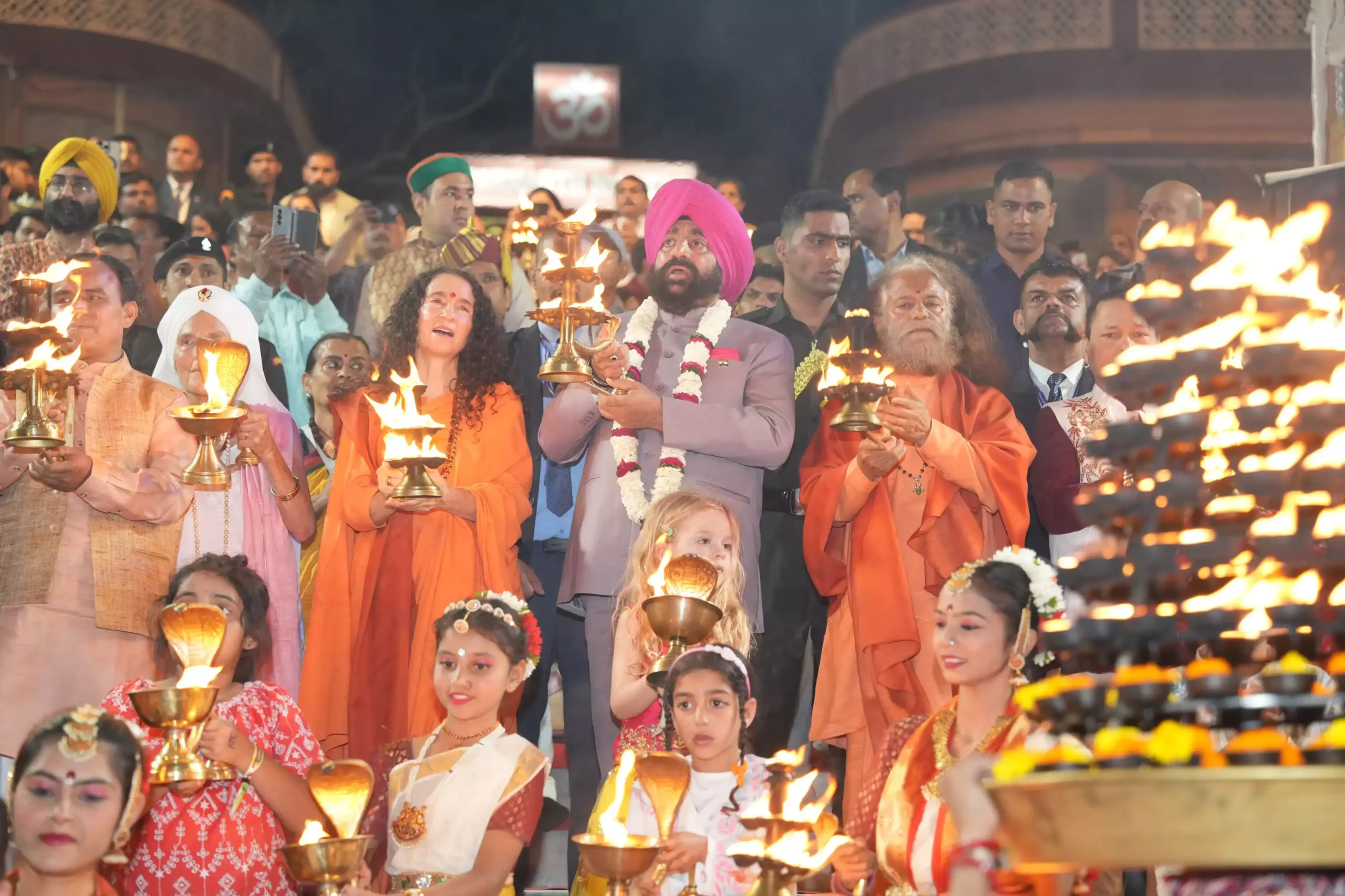  गंगा तट पर साधकों का योग वैश्विक प्रभाव को दर्शाता है : राज्यपाल