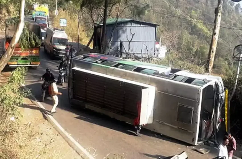  30 यात्रियों से भरी बस के ब्रेक हुए फेल, चालक ने पोल से टकराकर बचा ली जान