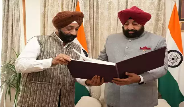  राज्यपाल को ‘‘उत्तराखंड के ऐतिहासिक गुरुद्वारे’’ पुस्तक की दी जानकारी