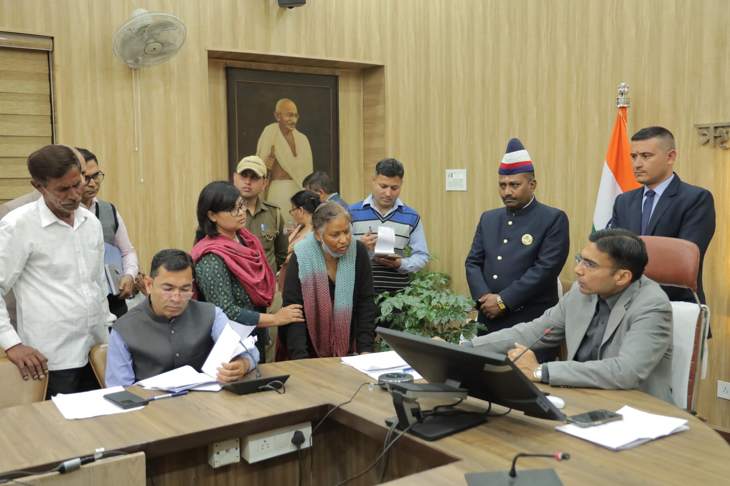  जिलाधिकारी सविन बंसल ने सोमवार को ऋषिपर्णा सभागार में जनता दरबार लगाकर जिले के विभिन्न क्षेत्रों से आए लोगों की शिकायतें और समस्याएं सुनी