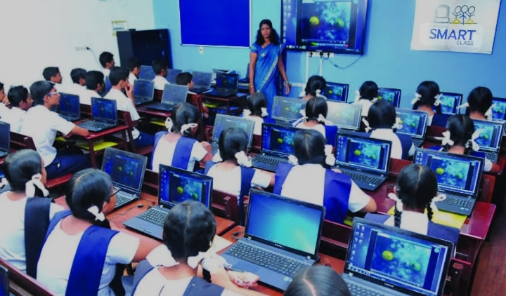  बच्चे ही समाज का सूत, प्रत्येक कक्षा कक्ष में Tv; wi-fi ही नहीं बल्कि डिजिटल Content देना भी है हमारे प्रोजेक्ट उत्कर्ष का लक्ष्य : डीएम