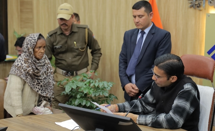  जिलाधिकारी सविन बसंल की अध्यक्षता में प्रत्येक सोमवार की भांति आज ऋषिपर्णा सभागार में जनता दर्शन/जनसुनवाई का आयोजन किया