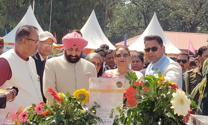  राजभवन फूल प्रदर्शनी में प्रदर्शित हुआ प्रभु श्रीराम सांस्कृतिक पुष्प घाटी