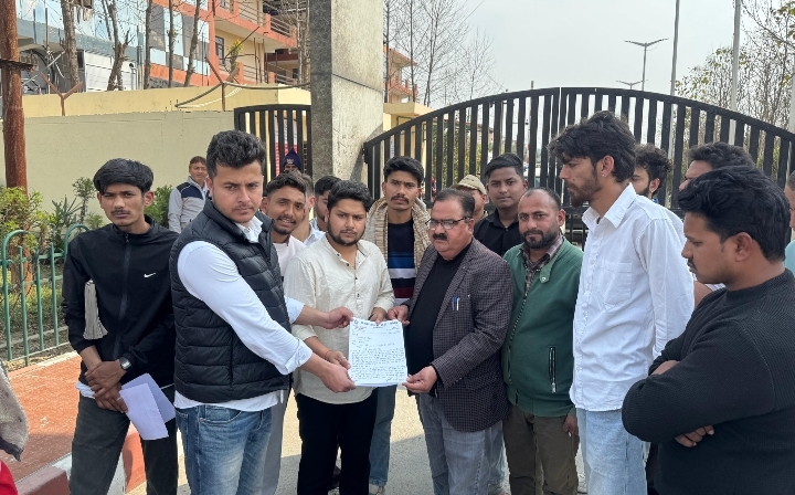  यू. टी.यू. कुलपति डॉ. ओंकार सिंह एवं परीक्षा नियंत्रक डॉ. वी के पटेल की तत्काल बर्खास्तगी की मांग को लेकर छात्रों का शांतिपूर्ण धरना