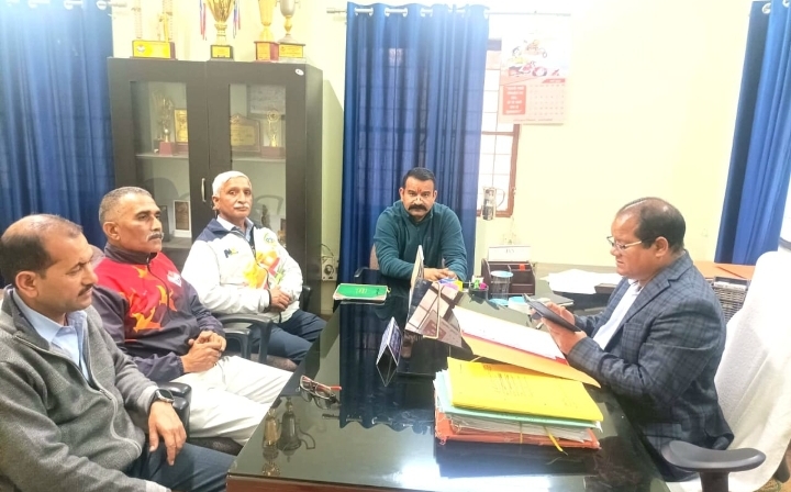  उत्तरांचल प्राइमरी टीचर्स एसोसिएशन जनपद देहरादून के अध्यक्ष धर्मेन्द्र सिंह रावत के नेतृत्व में प्रतिनिधिमंडल ने सेवानिवृत्त शिक्षकों के महीनों से लंबित सेवा पुस्तिका के प्रकरणों के सम्बन्ध में जिला शिक्षा अधिकारी (बेसिक) देहरादून के  साथ बैठक की