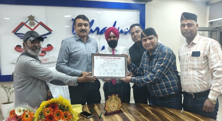  उत्तराखंड सामाजिक सम्मान संगठन ने किया एस एस पी अजय सिंह को सम्मानित