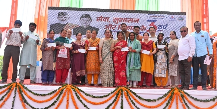  उत्तराखंड सरकार के सेवा, सुशासन और विकास के तीन वर्ष पूर्ण होने पर देहरादून की कैंट विधानसभा स्थित साधुराम इंटर कॉलेज में बहुउद्देशीय शिविर का आयोजन किया