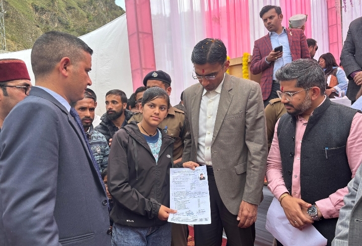  असहाय-जरूरतमदों के चेहरे खिला गया डीएम का दूरस्थ जौनसार-बावर दौरा