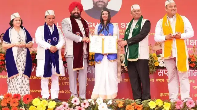 राज्यपाल ने दीक्षांत समारोह में छात्रों को डिग्री देकर किया सम्मानित