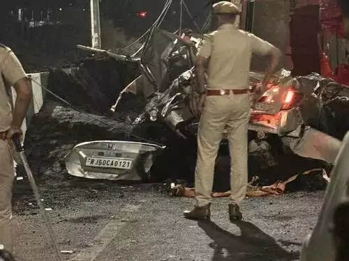  बीकानेर में कार पर पलटा ट्रक, परिवार के छह सदस्यों की मौत