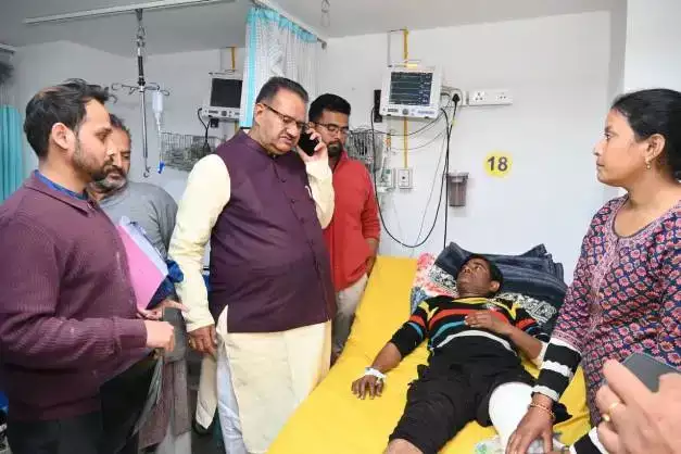  कृषि मंत्री गणेश जोशी ने दून अस्पताल में सड़क हादसे के घायलों से की मुलाकात