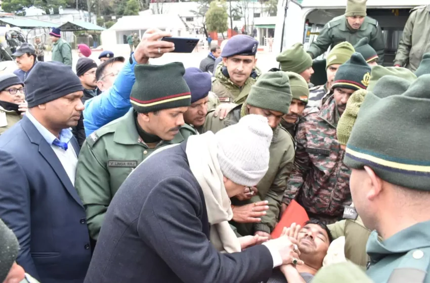  उत्तराखंड के माणा क्षेत्र में हुए हिमस्खलन में घायल मजदूरों से धामी ने की मुलाकात, जाना हालचाल