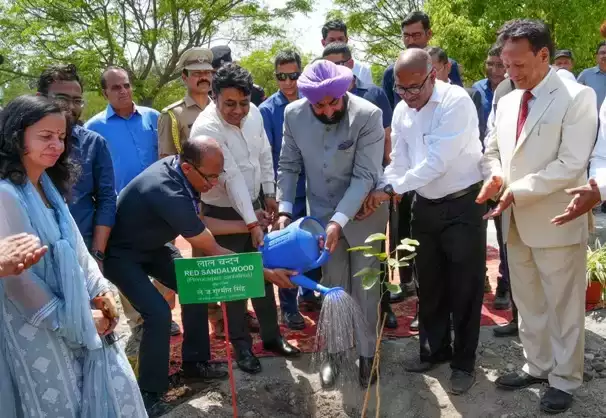  राज्यपाल ने पंतनगर कृषि विश्वविद्यालय में मधु वाटिका व प्रशिक्षण केंद्रों का किया लोकार्पण