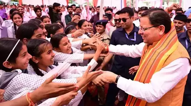  मुख्यमंत्री ने गरीब परिवारों की बेटियों को शिक्षा से जोड़ने के प्रयासों की सराहना की