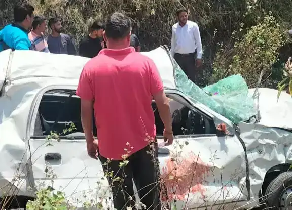  कार खाई में गिरी, दो की मौत