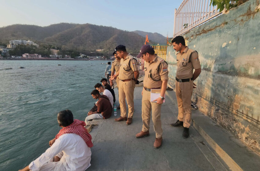  गंगा तटों पर धूम्रपान करने वालों पर हो रही कार्रवाई