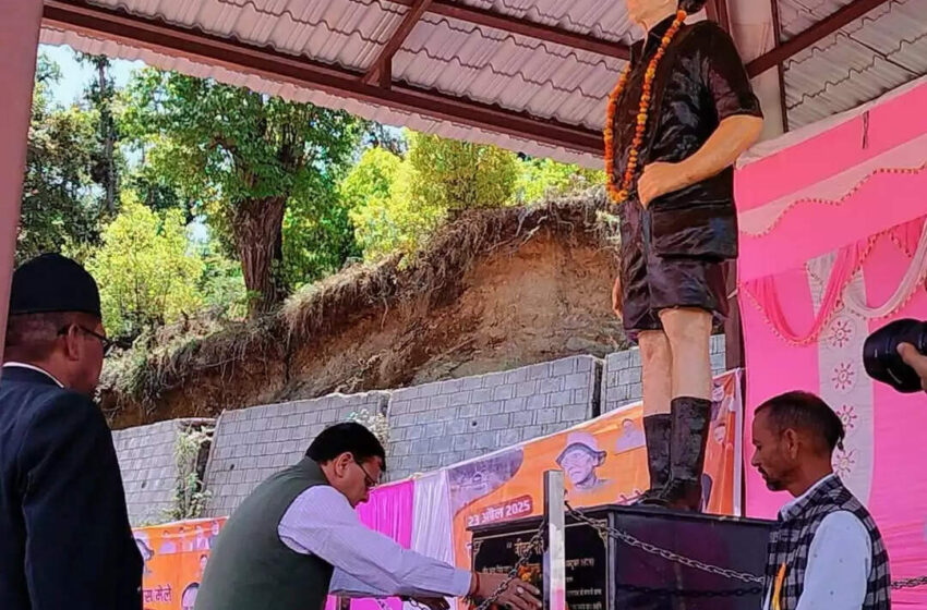  मुख्यमंत्री ने पीठसैण में क्रांति दिवस पर पेशावर के नायक काे दी श्रद्धांजलि