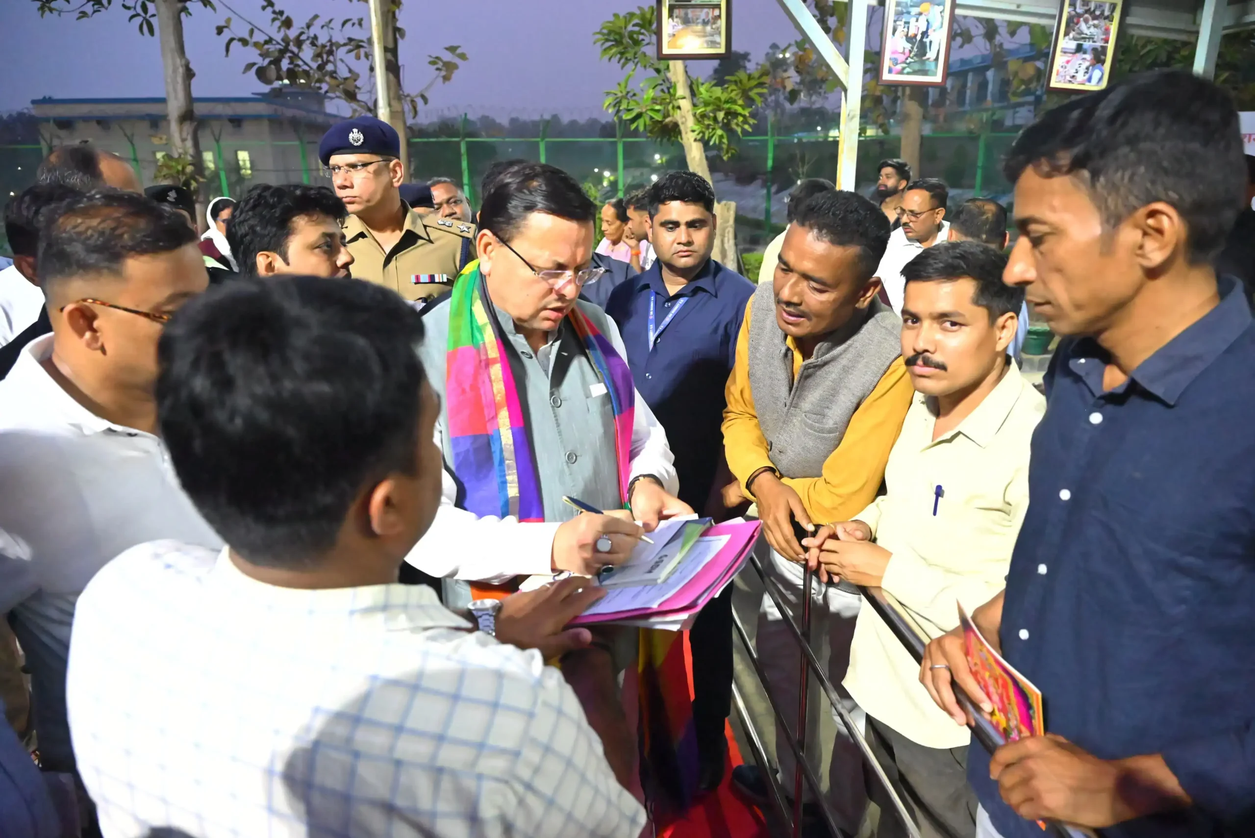  स्थानीय लोगों की समस्याओं का निस्तारण जनपद स्तर पर ही अधिकारी करें : मुख्यमंत्री धामी