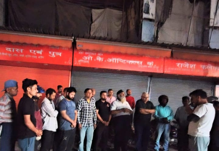  दून न्यूज पेपर एजेंट एसोसिएशन पल्टन बाजार ने जम्मू-कश्मीर के पहलगाम में हिन्दू पर्यटकों पर हुए आतंकी हमले में मारे गए लोगों के लिए शोक सभा की