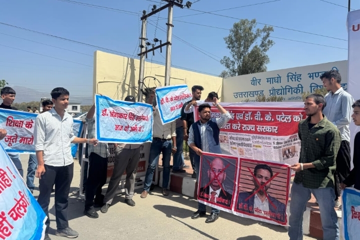  यू. टी. यु. सॉफ्टवेयर घोटाले में शासन के आदेश न मानने पर कुलपति के खिलाफ डी. ए. वी. पीजी कॉलेज छात्र संघ ने की जमकर नारेबाजी, तकनीकी शिक्षा मन्त्री सुबोध उनियाल से भी माँगा इस्तीफा