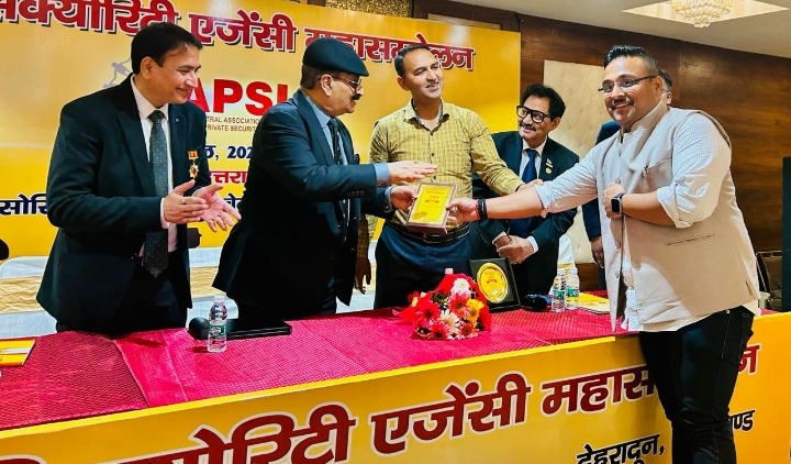 प्राइवेट सिक्योरिटी एजेंसी महासम्मेलन में उत्तराखंड के देवव्रत पुरी गोस्वामी को सम्मानित किया गया