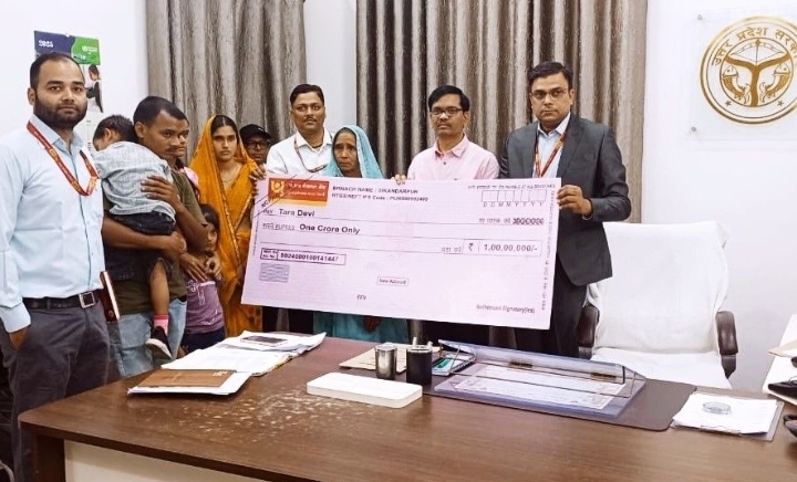  रक्षा कर्मियों के लिए पीएनबी की पहल के तहत शहीद लांस नायक जितेंद्र कुमार यादव के परिवार को मिले एक करोड़ रूपये