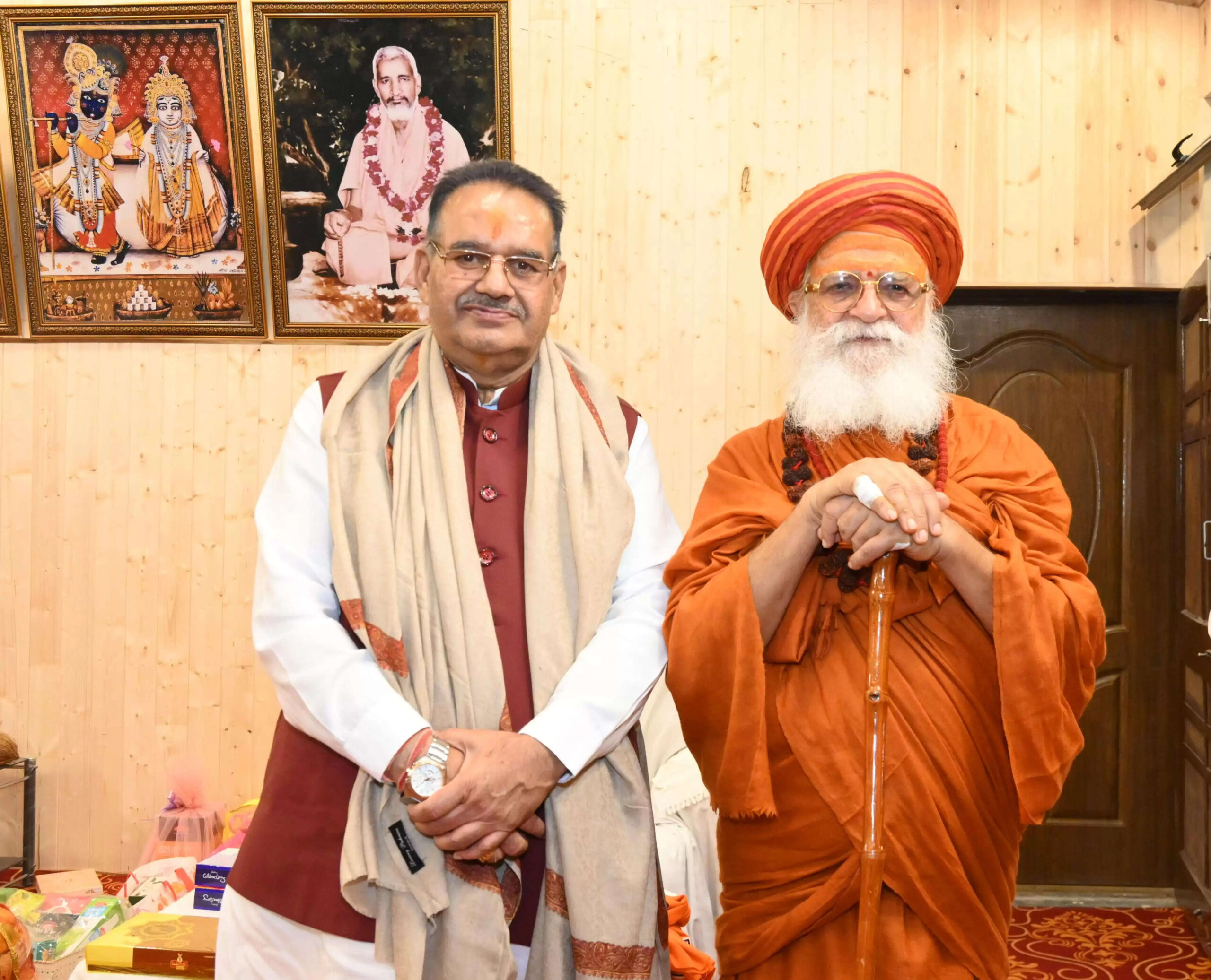  कृषि मंत्री गणेश जोशी ने कार्ष्णि स्वामी गुरुशरणानंद महाराज का लिया आशीर्वाद