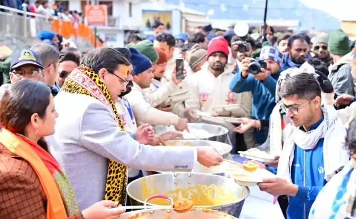  मुख्यमंत्री ने केदारनाथ में श्रद्धालुओं को परोसा प्रसाद, पर्यावरण मित्रों को किया सम्मानित