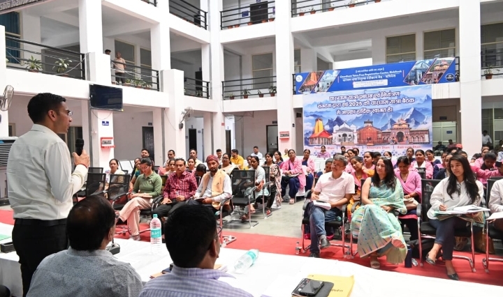  मा0 मुख्यमंत्री की प्रेरणा से अग्रणी पक्ति के योद्धाओं को सशक्त बनाते डीएम सविन