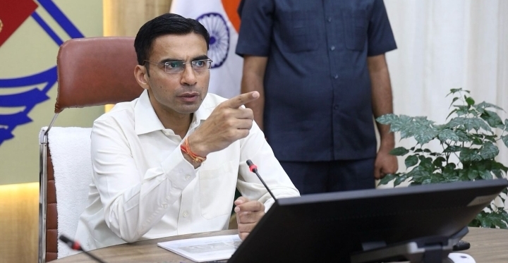  डीएम ने समाज कल्याण व जिला प्रोबेशन अधिकारी को पढाया अधिकारों शक्तियों का पाठ, मोहर लगाने दस्तखत तक ना रहें सीमित