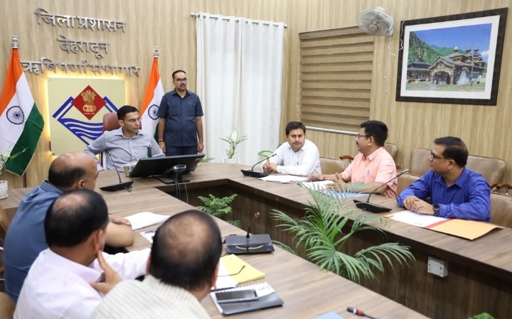  जिला स्तरीय राजस्व संवर्धन एवं अनुश्रवण समिति की बैठक में डीएम ने दिए निर्देश