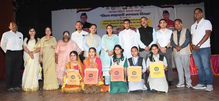  मंत्री रेखा आर्या ने किशोरी और महिलाओं को स्वच्छता किट वितरित की