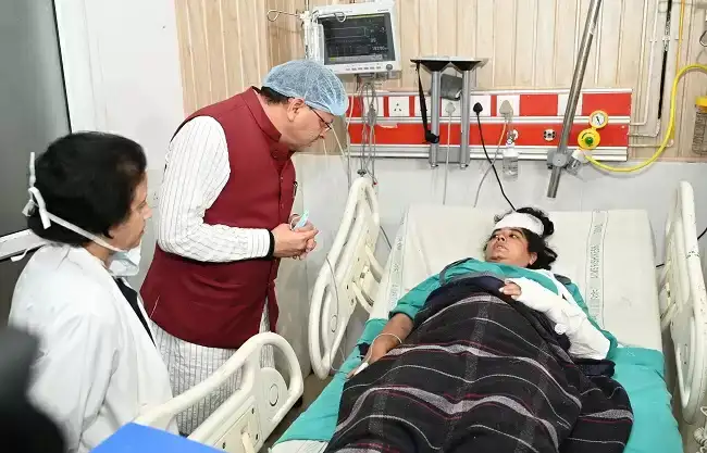  मुख्यमंत्री धामी पहुंचे एम्स, बस दुर्घटना में घायल यात्रियों का जाना हाल-चाल