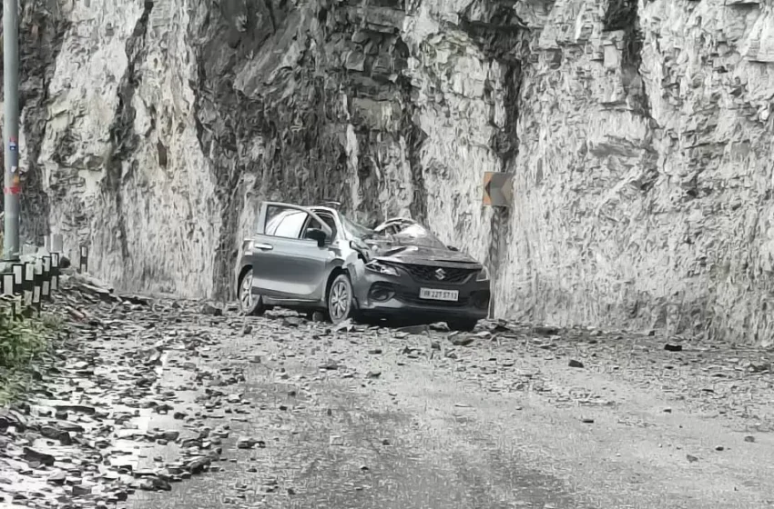  वाहन पर गिरा पत्थर, महिला की मौत, दो घायल